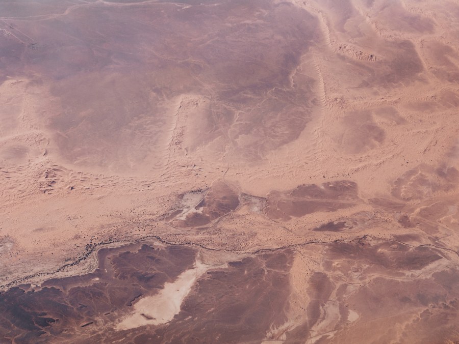 Blick auf die Sahara Wüste in Afrika aus dem Flugzeug von Laura Nenz