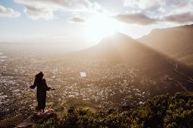 Sonnenaufgang über Kapstadt auf dem Lions Head mit einer Frau 2018