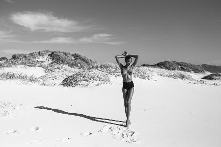 Frau am Strand von Noordhoek, bei Kapstadt 2018