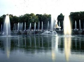 The Fountain of Neptune with central sculpture group of the Triumph of Neptune and Amphitrite 1735-40 (l