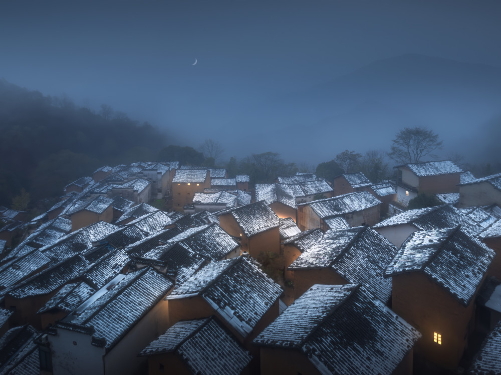 Schnee in der Nacht und alte Dörfer von NingYun Ye