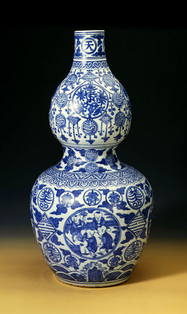 A Large Ming Blue And White Double Gourd ''Shou'' Vase, Depicting Young Boys Playing On A Terrace von 