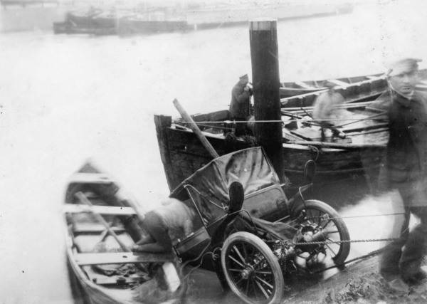 Bergung eines Autos aus der Spree/Foto von 