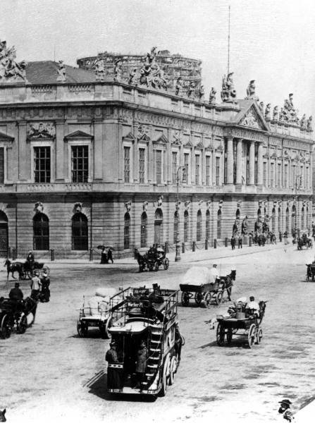 Berlin,Verkehrsszene vor Zeughaus/Foto von 