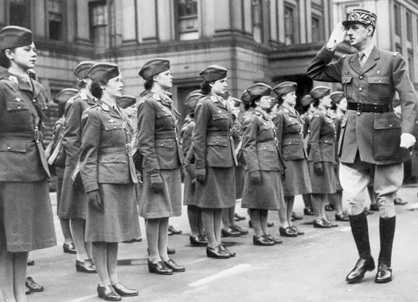 General Charles de Gaulle during review of young women of Free French Forces at Wellington barracks  von 