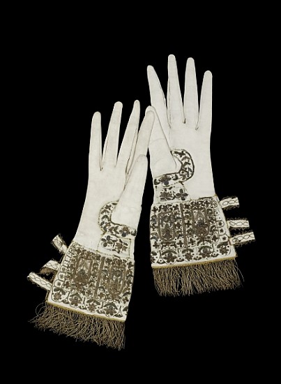 Gloves presented to Queen Elizabeth I on her visit to Oxford University in 1566 (textile and gold em von 