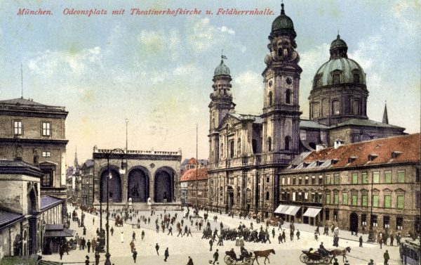 München, Odeonsplatz mit Theatinerkirche