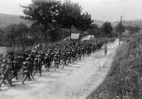 Marschierende Infanterie auf Dorfstrasse