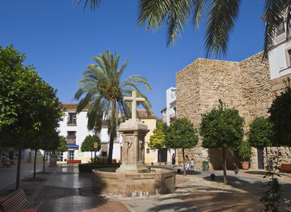 Plaza de Santa Maria de la Encarnacion and section of old city walls, Marbella, Malaga, Costa del So von 