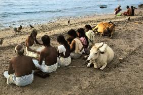 Performing shradha memorial ceremony for dead relatives at Agnitirtha shore at Rameshwaram (photo) 