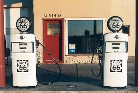 Route 66 which cross United States from Los Angeles to Chicago : here a gas station in 2005