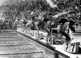 swimming competition at berlin Olympic Games: here swimmers diving in swimmming pool in 1936