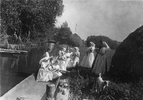 Spreewaelder Frauen an Wasserlauf/Foto