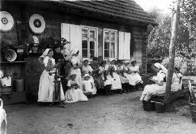 Spreewaelder Frauen vor Bauernhaus/Foto