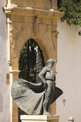 Statue of bullfighter Cayetano Ordonez outside the bullring (photo) 