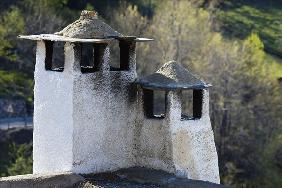 Typical chimneys on flat roofs (photo) 