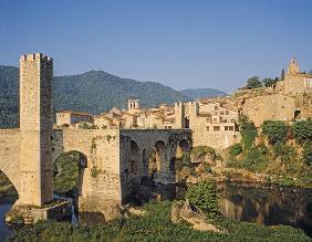 View of the fortified bridge over the river Fluvia (photo) 