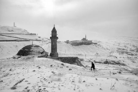 Auf dem Schnee spazieren gehen