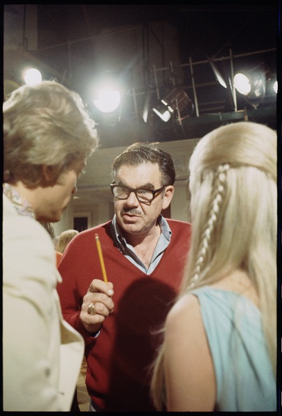 Russ Meyer on the set of Beyond the Valley of the Dolls von Orlando Suero