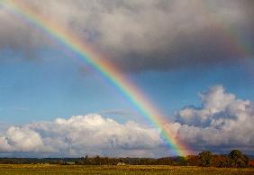 Regenbogen über Herbstlandschaft