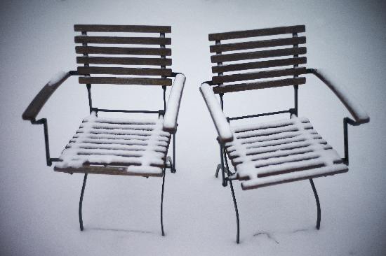 Schneebedeckte Stühle von Peter Steffen