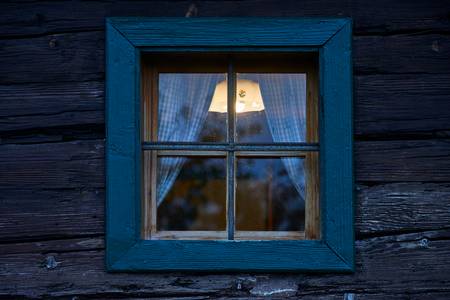 Blick durch ein Fenster in die Stube 2017