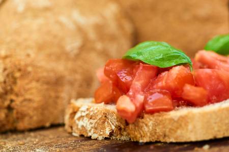 Bruschetta mit gewürfelten Tomaten und Baslikum. 2016