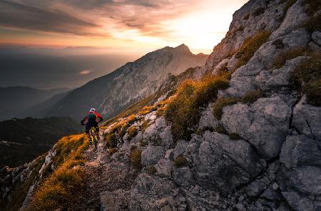 Hochalpine Fahrt bei Sonnenuntergang