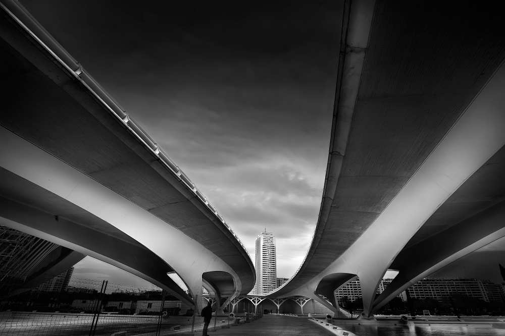 Under the bridge von Santiago Pascual Buye