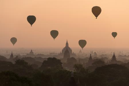 Bagan,Ballons fliegen über antike Tempel