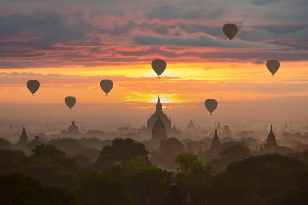 Bagan,Ballons fliegen über antike Tempel von Sarawut Intarob