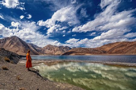 Mönch am Pangong Tso See