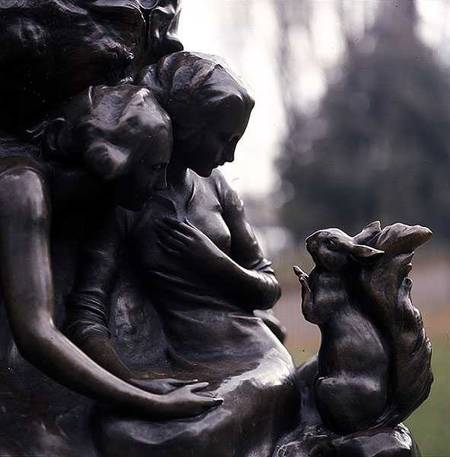 Detail from the base of the Peter Pan statue von Sir George James Frampton