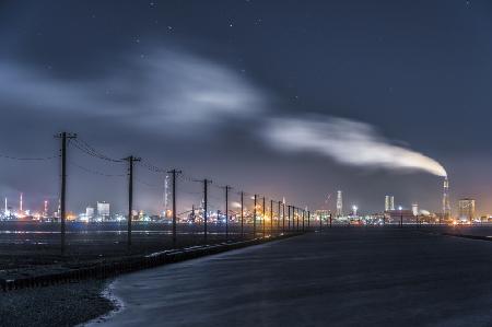 Unterwasserstrommast und Fabrik