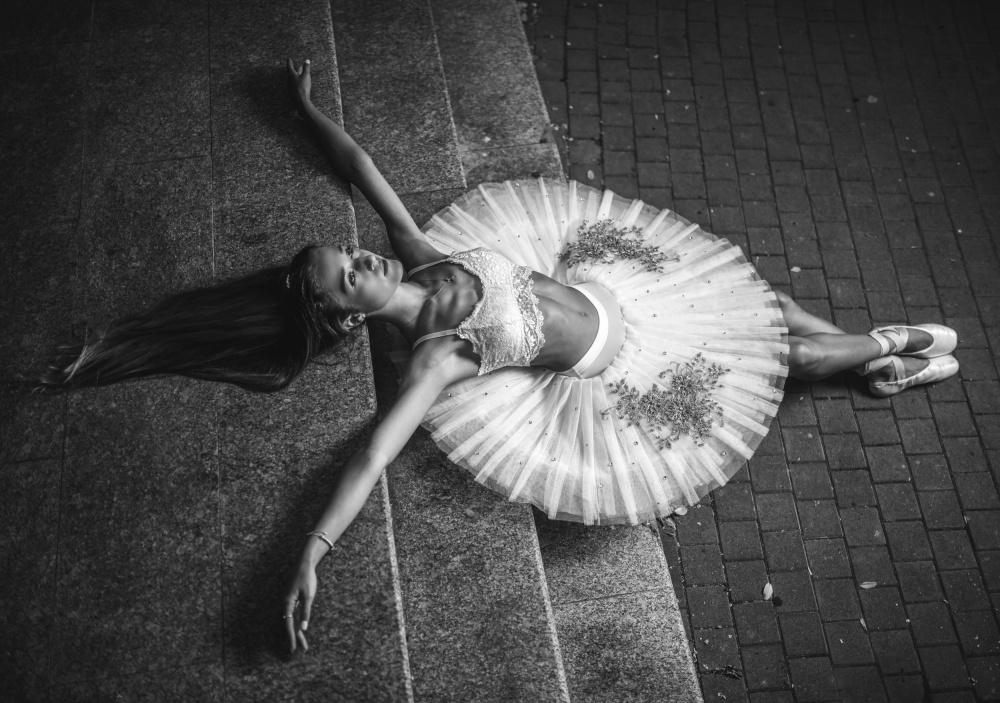 Ballerina liegt auf der Treppe 2 BW von Vasil Nanev