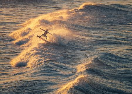 Surfen bei Sonnenaufgang