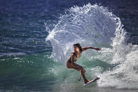 Surfendes Mädchen